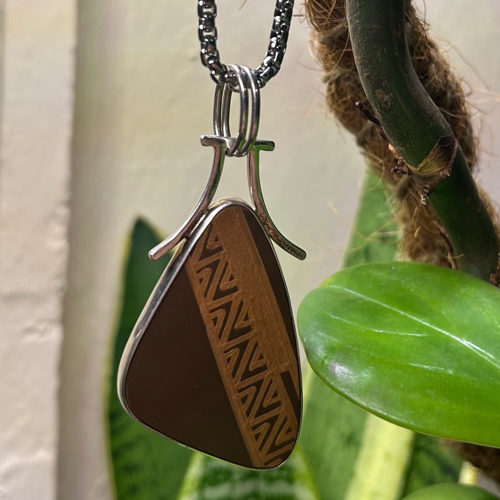 Lapidario Barrera pendant featuring Mata Ortiz pottery shard. Sterling silver